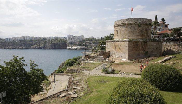 Antalya’nın simgelerinden Hıdırlık Kulesi, arkeolojik kazılara sahne olmaya devam ediyor