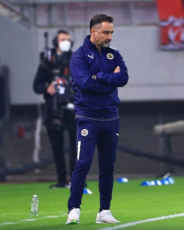 Ünlü şarkıcı Derya Uluğ'dan Fenerbahçe teknik direktörü Pereira'ya olay gönderme!