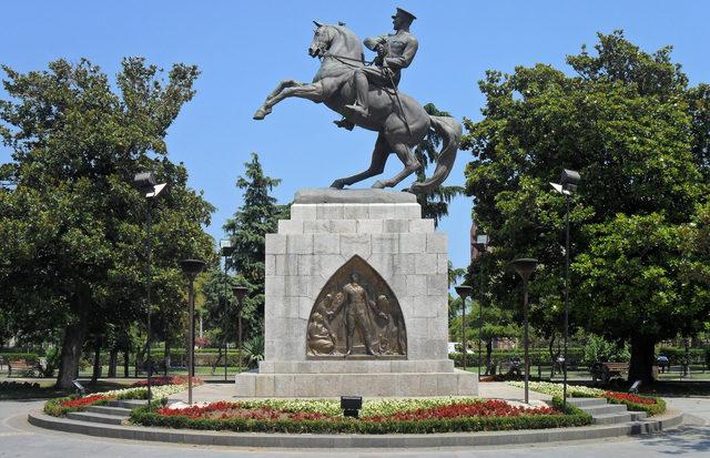  einrich Krippel kimdir? Atatürk Onur Anıtı'nı yapan Heinrich Krippel kimdir? Heinrich Krippel Atatürk heykeli nerede?