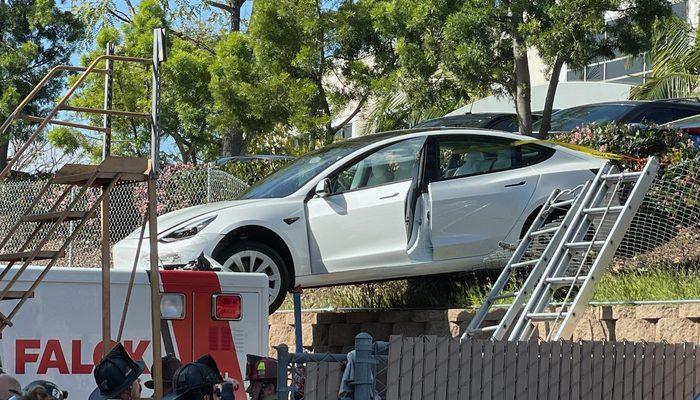 Elon Musk'ın bile "yok artık" diyeceği kaza! Tesla Model 3, ambulansın üzerine düştü