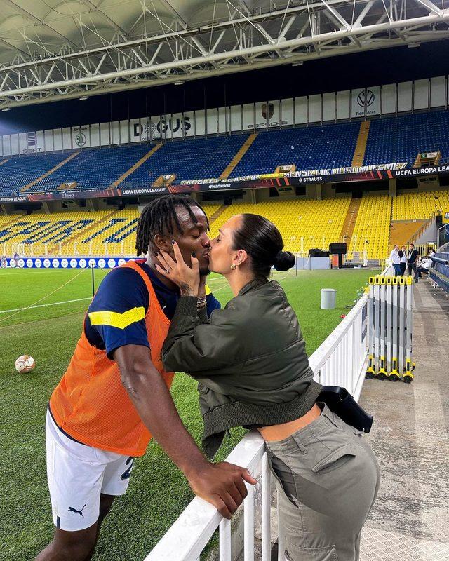 Fenerbahçe'nin Avrupa golcüsü Michy Batshuayi'nin sevgilisi güzelliğiyle şaşı etti! 'Yengelerin gülü'