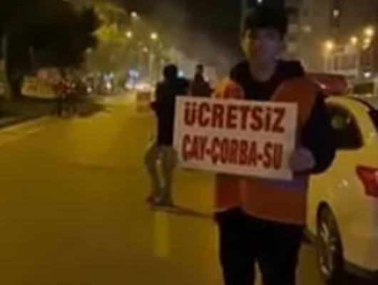 Depremzedeleri şehrin girişinde karşıladılar! “Ücretsiz çay, çorba, su...”