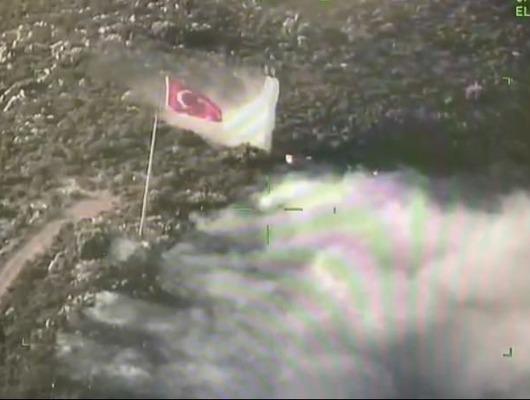 Orman yangını, ekipleri teyakkuza geçirdi: Pilotların Türk bayrağı hassasiyeti...