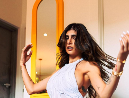 Olay poz! Çırılçıplak kaldı... Bir demet çiçeğin arkasına saklandı