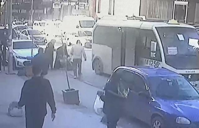 Minibüsten inen çocuğa aracın kapısı çarptı