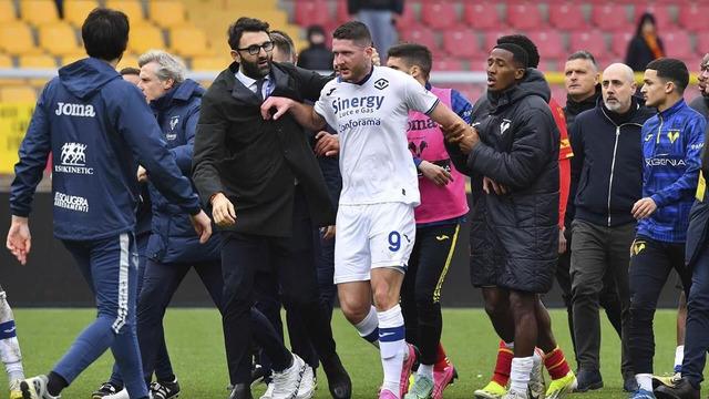 Hoca sahaya daldı, rakip futbolcuya kafa attı!