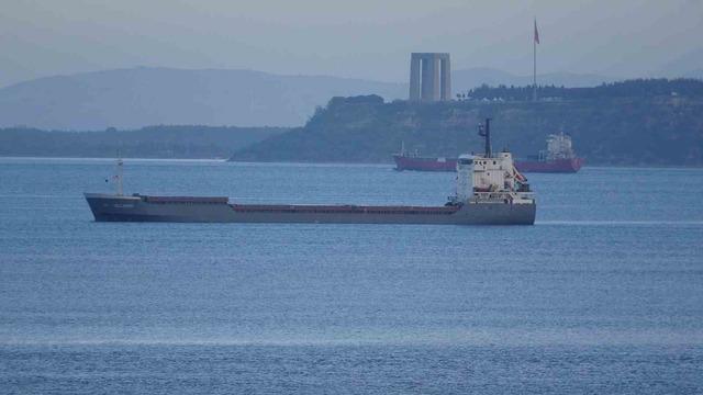 Çanakkale Boğazı’nda makine dairesinde yangın çıkan gemi Karanlık Liman’a demirletildi