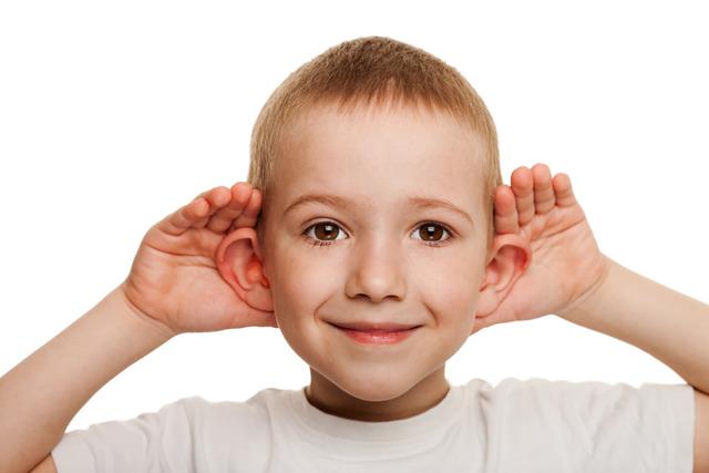 Child_holding_ears