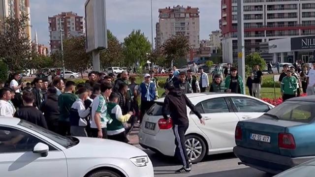 Konyasporlu holiganlar, Galatasaraylı taraftarın arabasına saldırdı!