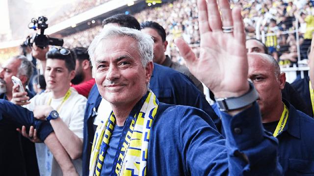 fenerbahce-teknik-direktoru-jose-mourinho-o-ismi-mutlaka-kadroda-istiyor-1vvu