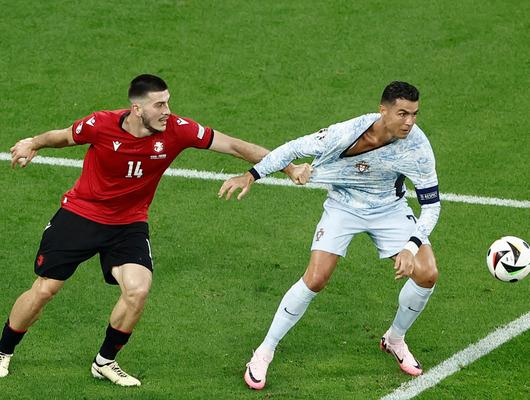 Ronaldo'nun yüzde yüz penaltısı verilmedi, üstüne sarı kart gördü...