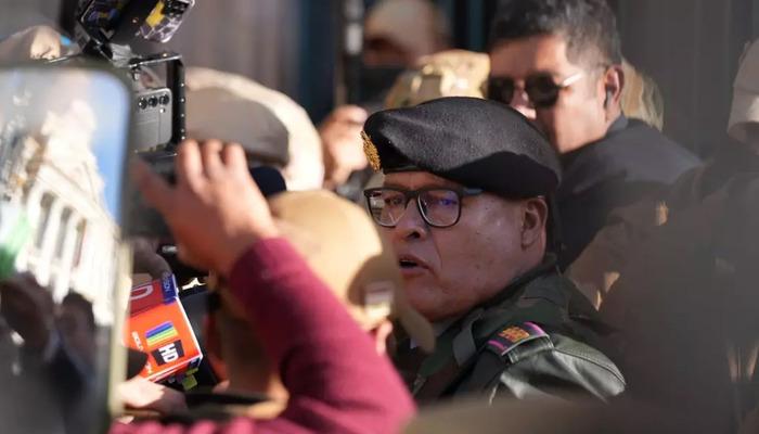 Dünya gündemine oturan görüntüler! Bolivya'daki darbeci General Zuniga canlı yayında böyle tutuklandı