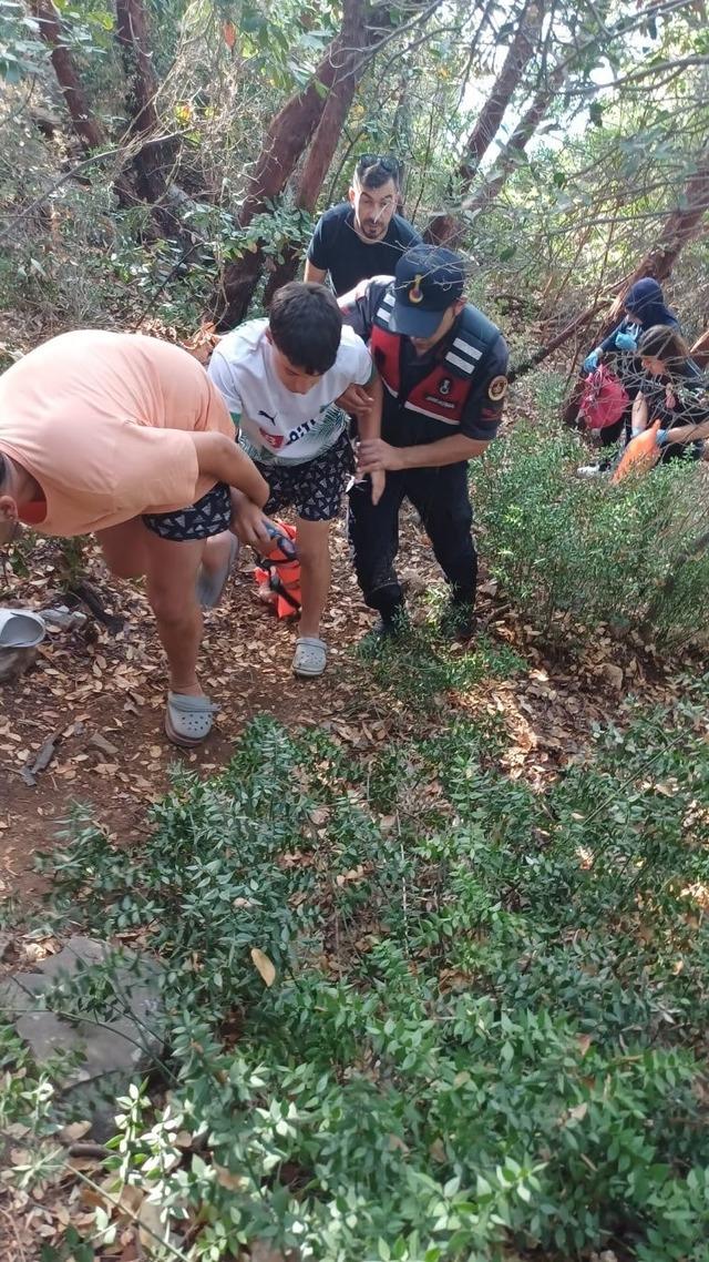 Kuşadası’nda kayalık bölgeye düşen şahıs yaralandı