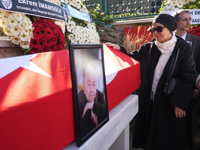 Türkan Şoray cenazede gözyaşlarını tutamadı