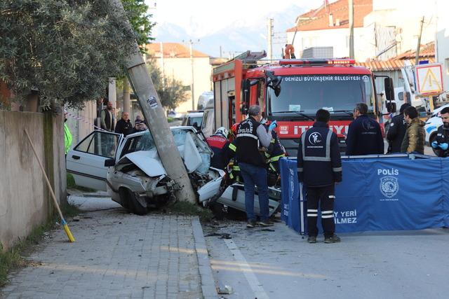 Denizli'de aydınlatma direğine çarpan otomobildeki sürücü öldü