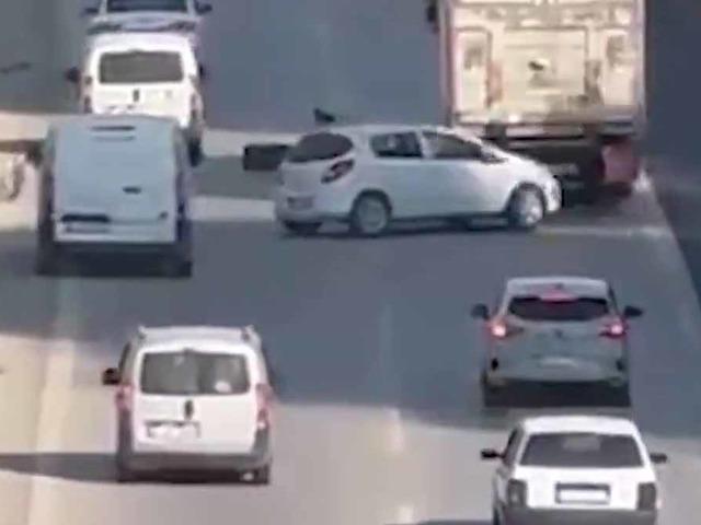 Tırın kopan lastik kaplaması, zincirleme kazaya sebep oldu