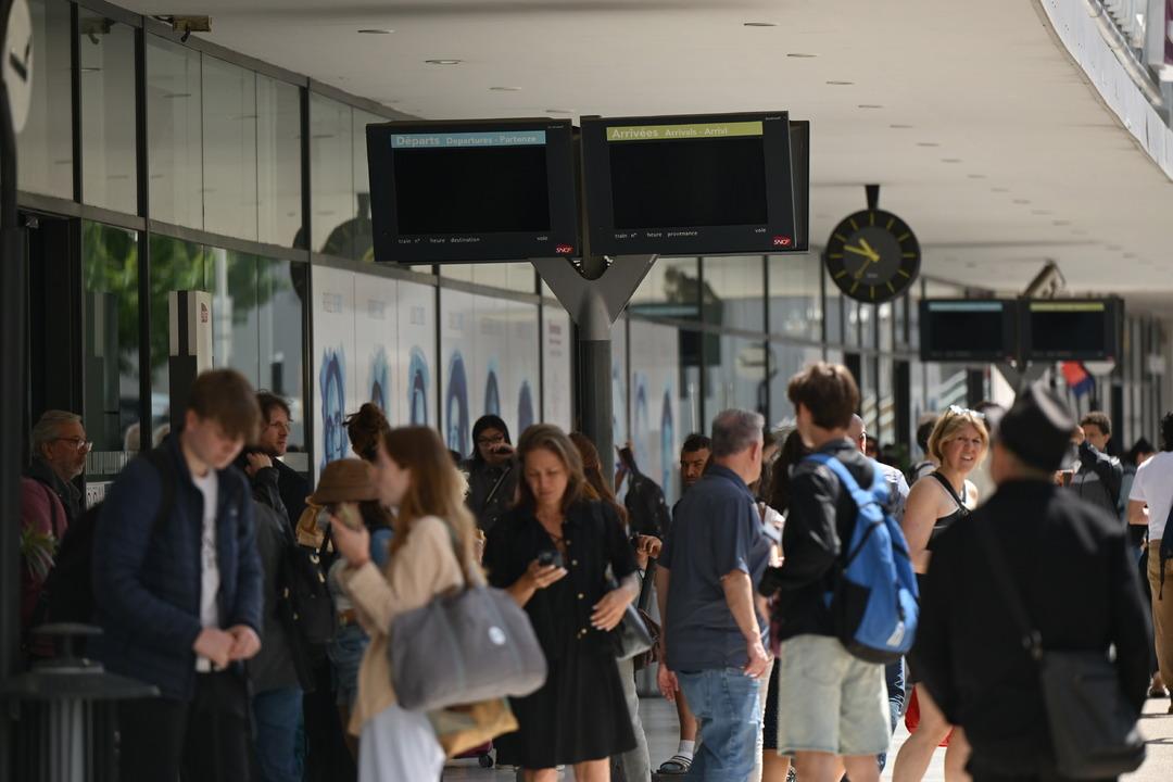 AA-20250524-38065208-38065206-FRANSANIN_ALPESMARITIMES_BOLGESINDE_CANNES_DA_DAHIL_OLMAK_UZERE_GENIS_CAPLI_BIR_ELEKTRIK_KESINTISI_YASANDI