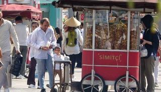 Sıcak hava bunalttı: Taksim’de turistler şemsiye ile gezdi