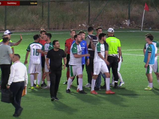 Son saniyede atılan gol sayılmayınca saha karıştı!