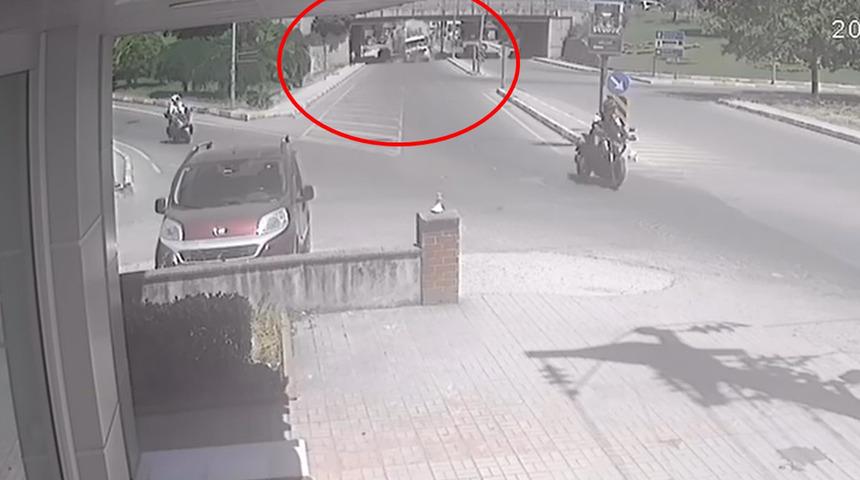 Yer: Yalova! Vinç yüklü TIR alt geçitte sıkıştı